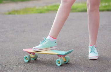 bir kaykay ile sokakta genç kız