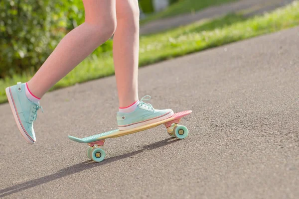 Teen κορίτσι κάτω από την οδό με skateboard — Φωτογραφία Αρχείου