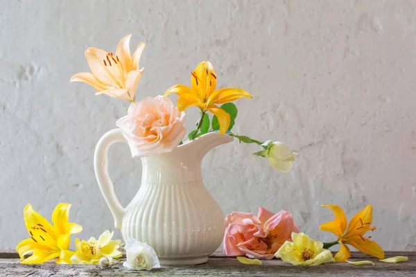 Flowers in vase on old white background — Stock Photo, Image