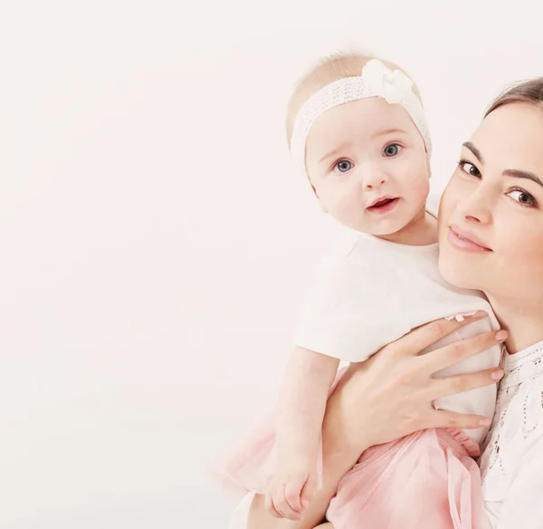 Glada leende mamma med baby — Stockfoto