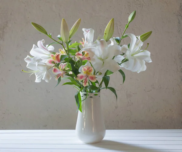 Schöne weiße Lilie in der Vase auf dem Hintergrund alte Wand — Stockfoto