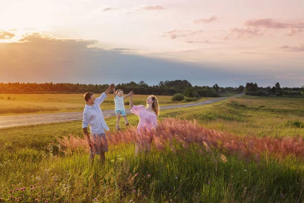 Gün batımında mutlu bir aile — Stok fotoğraf