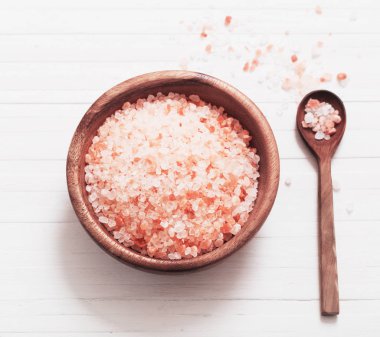 Himalaya tuz Beyaz ahşap zemin üzerinde