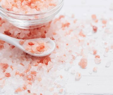 Himalaya tuz Beyaz ahşap zemin üzerinde