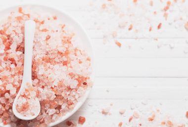 Himalaya tuz Beyaz ahşap zemin üzerinde