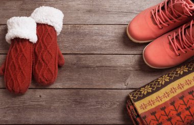 Kış Giysi ve ayakkabı ahşap arka plan üzerinde