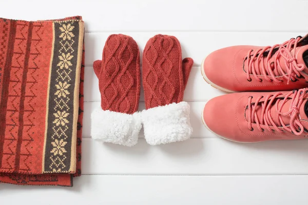 Ropa de invierno y zapatos sobre un fondo de madera —  Fotos de Stock