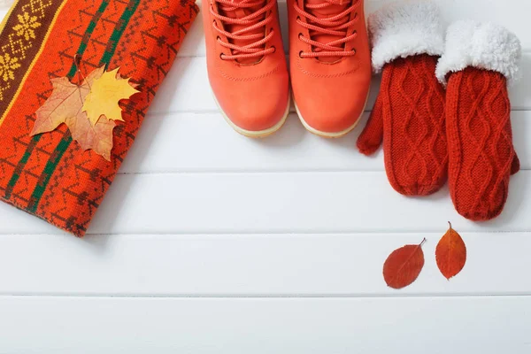 Winterkleren en schoenen op een houten achtergrond — Stockfoto