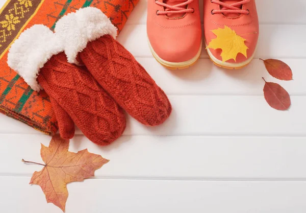 Зимовий одяг та взуття на дерев'яному фоні — стокове фото