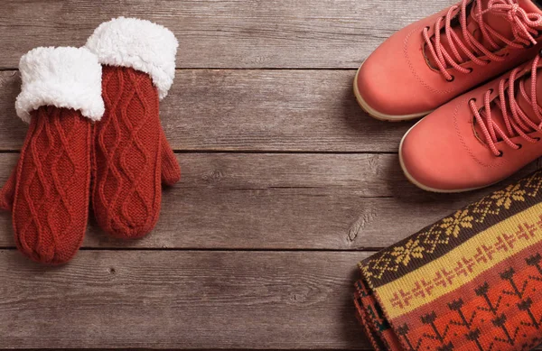Зимовий одяг та взуття на дерев'яному фоні — стокове фото