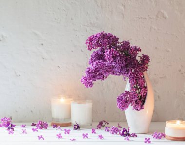 arka plan beyaz duvar mumlarıyla Vazoda Çiçekler