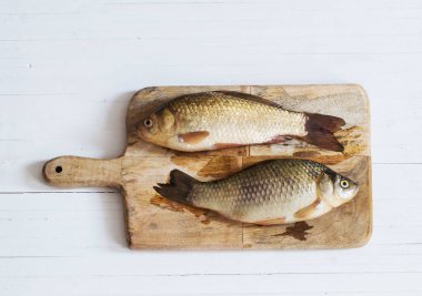 ahşap masa üzerinde nehir çiğ balık