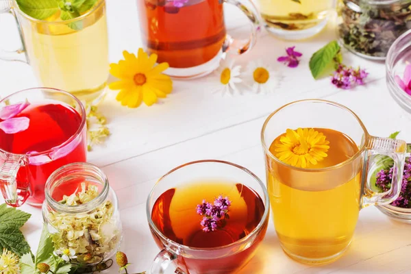 Beyaz bir arka plan üzerinde bardak bitkisel çay