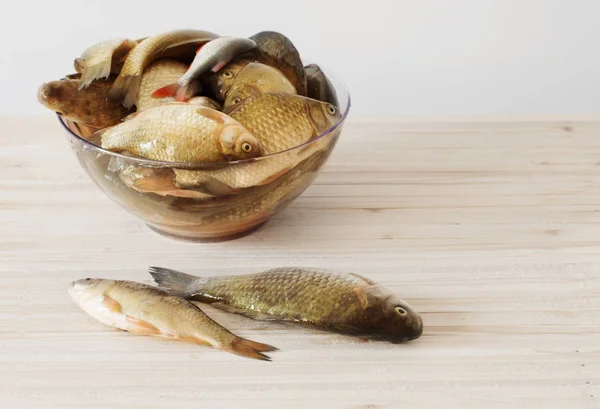 Сырая рыба на деревянном столе — стоковое фото