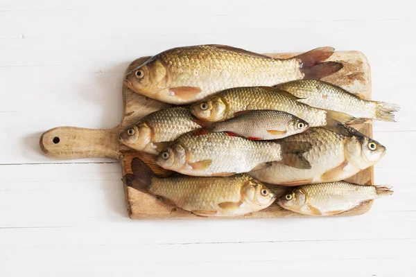 Сырая рыба на деревянном столе — стоковое фото