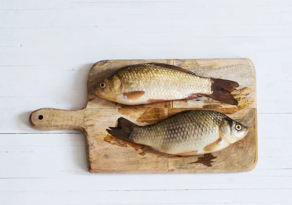 ahşap masa üzerinde nehir çiğ balık