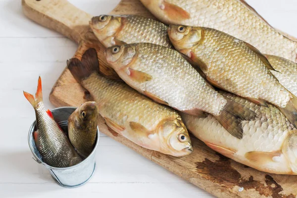 Río pescado crudo sobre mesa de madera —  Fotos de Stock