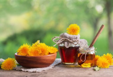 Dandelions ahşap bir masa üzerinde gelen reçel