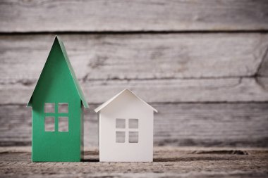 Kağıt ev ahşap arka plan üzerinde