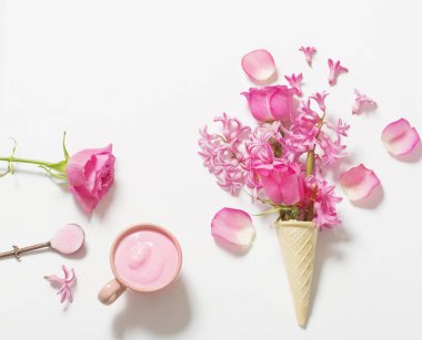 Çiçekler beyaz zemin üzerine Yoğurtlu gözleme koni