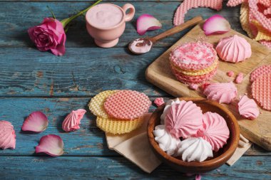 eski koyu ahşap masa üzerinde pembe tatlı