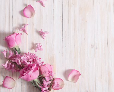 Çiçekler beyaz ahşap zemin üzerinde bir gözleme koni