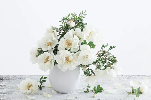Rosas blancas en jarrón — Foto de Stock