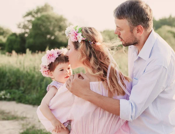 Gelukkige familie buiten — Stockfoto