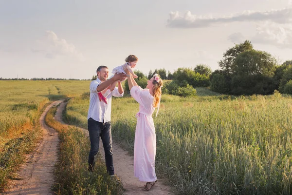 Šťastná rodina venkovní — Stock fotografie