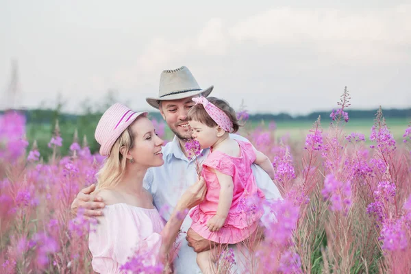 Lycklig familj i blommor äng — Stockfoto