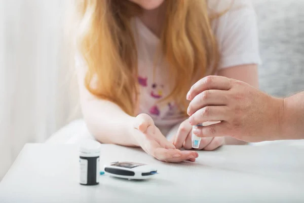 Medição do nível de açúcar no sangue da menina adolescente com glicosímetro — Fotografia de Stock