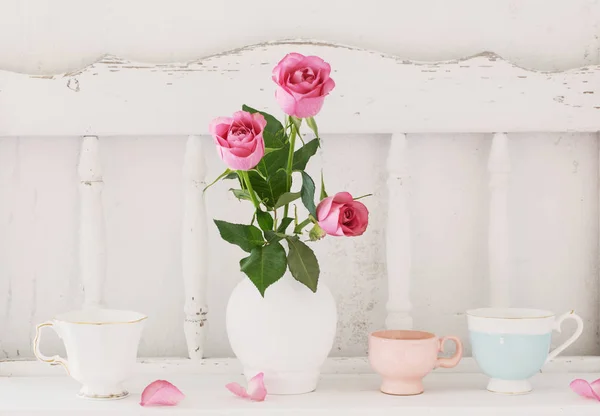 Rosa rosa su ripiano in legno bianco — Foto Stock
