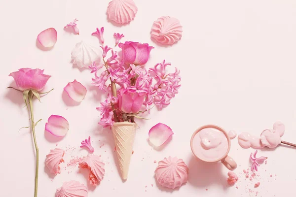 Fleurs dans un cône de gaufre avec yaourt et meringues sur le dos blanc — Photo