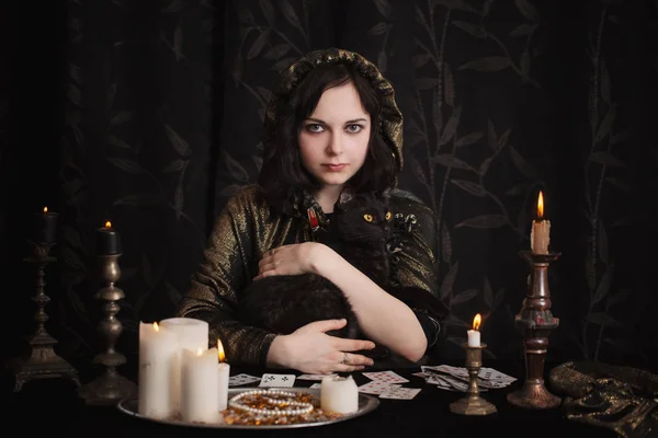 Jeune femme avec des cartes de divination dans la chambre — Photo