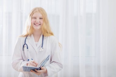 bir doktor giysili bir genç kız