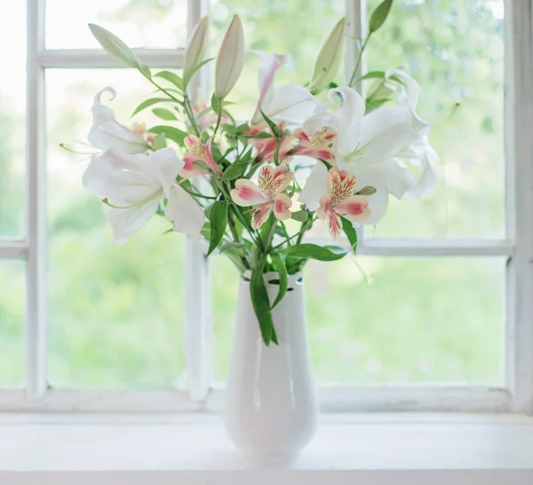 Hermoso lirio blanco en jarrón en alféizar de ventana — Foto de Stock