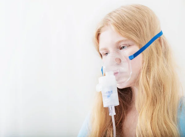 Adolescente chica haciendo inhalación interior —  Fotos de Stock