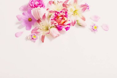 beyaz zemin üzerine yaz çiçek