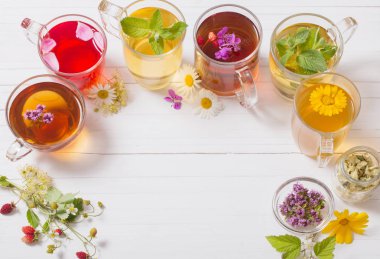 Beyaz bir arka plan üzerinde bardak bitkisel çay