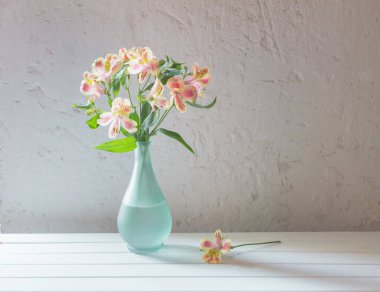 Grunge beyaz arka plan üzerinde vazoda alstroemeria