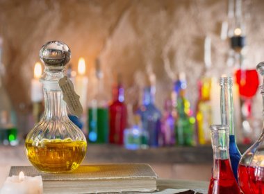 Sihirli iksir, eski kitaplar ve mumlar