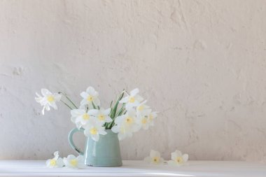 sürahi beyaz zemin üzerine nergis