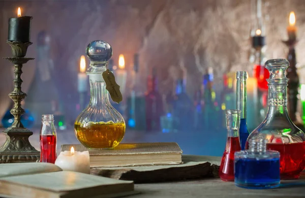 神奇的药水，古籍和蜡烛 — 图库照片