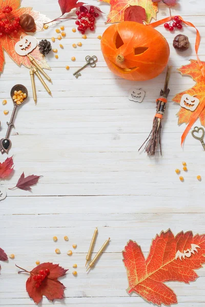 Halloween decoração no fundo de madeira — Fotografia de Stock