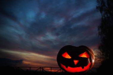 Halloween pumpkins bankamatik günbatımı üzerinde