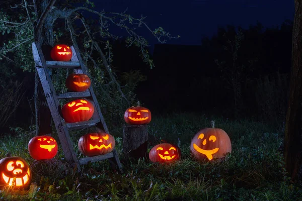 Jack-o-Lantern Halloweenpumpor utomhus — Stockfoto