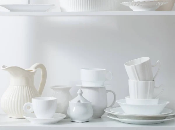 Czyste naczynia i wazony na białe drewniane półki — Zdjęcie stockowe