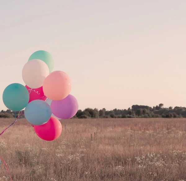 Arka plan gökyüzü üzerinde balonlar — Stok fotoğraf