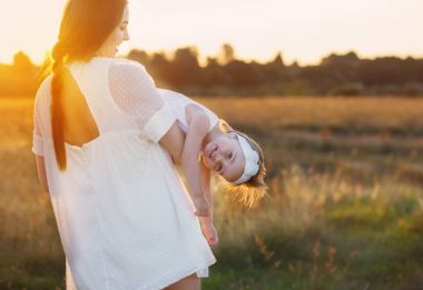 Anne ve kızı gün batımında