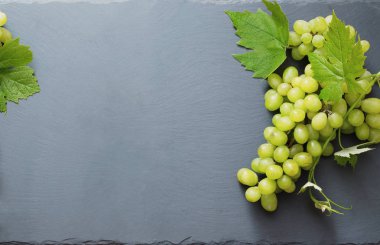 Taş zeminde yeşil üzüm